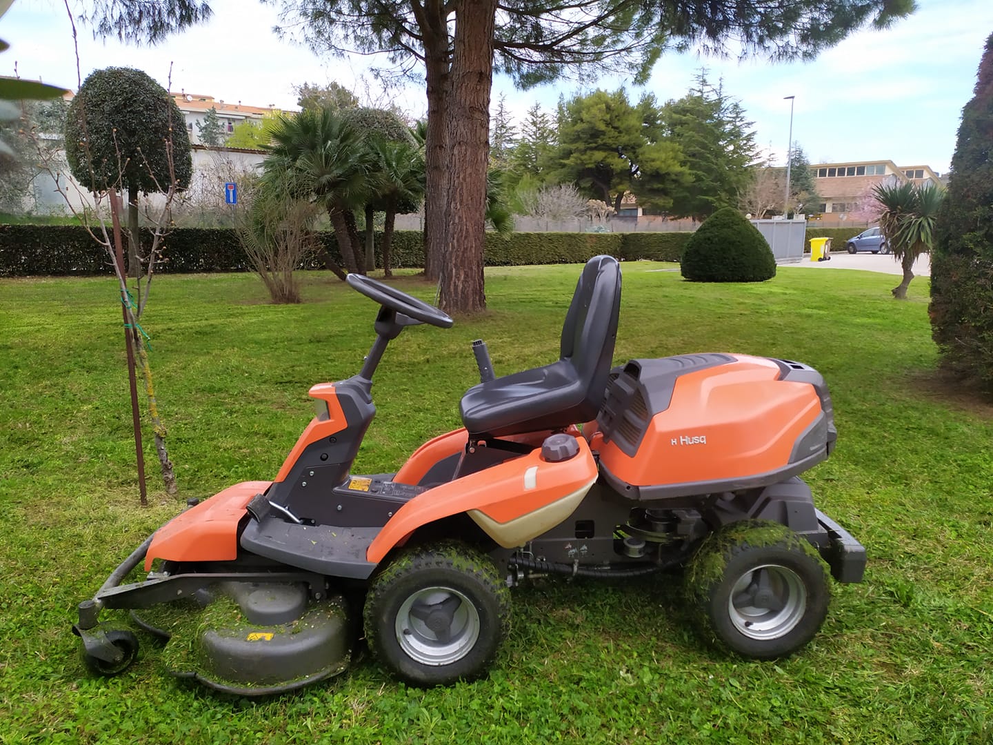 Trattorino tagliaerba in un giardino curato